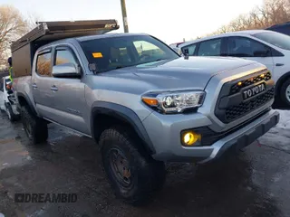 2017 Toyota Tacoma SR5 z VIN 3TMCZ5AN3HM045386, wystawiony jako IAAI lot #41330487 z przebiegiem 140 867 mil mil oraz . Historia ofert i sprzedaży dostępna na DreamBid. Obrazek 1.