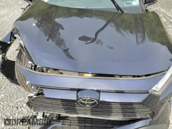 2024 Toyota RAV4 XLE Premium z VIN 2T3A1RFV5RW478819, wystawiony jako Copart lot #56818695 z przebiegiem 14 570 mil mil oraz Szkoda całkowita • Salvage title. Historia ofert i sprzedaży dostępna na DreamBid. Obrazek 12.