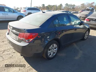 2014 Chevrolet Cruze LS z VIN 1G1PA5SGXE7195888, wystawiony jako IAAI lot #40807679 z przebiegiem 163 947 mil mil oraz . Historia ofert i sprzedaży dostępna na DreamBid. Obrazek 4.