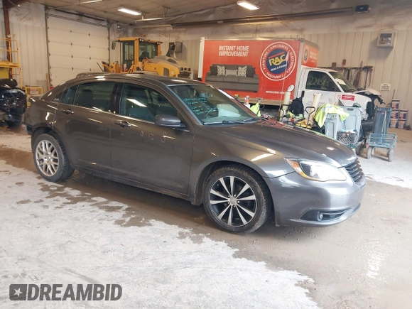2014 Chrysler 200 Touring z VIN 1C3CCBBG9EN193077, wystawiony jako IAAI lot #42167313 z przebiegiem 144 640 mil mil oraz . Historia ofert i sprzedaży dostępna na DreamBid. Obrazek 1.