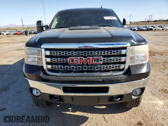 2013 GMC Sierra 2500HD SLT z VIN 1GT121C89DF194827, wystawiony jako Copart lot #57118415 z przebiegiem 104 669 mil mil oraz Szkoda całkowita • Salvage title. Historia ofert i sprzedaży dostępna na DreamBid. Obrazek 5.