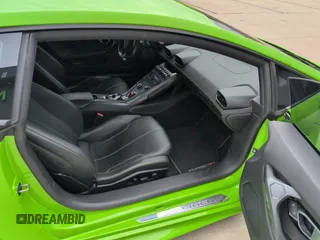 2015 Lamborghini Huracan z VIN ZHWUC1ZF7FLA03405, wystawiony jako Copart lot #57724465 z przebiegiem 31 953 mil mil oraz Tytuł czysty. Historia ofert i sprzedaży dostępna na DreamBid. Obrazek 5.