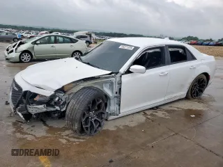 2019 Chrysler 300 S z VIN 2C3CCABG3KH628657, wystawiony jako Copart lot #55271325 z przebiegiem 71 881 mil mil oraz Szkoda całkowita • Salvage title. Historia ofert i sprzedaży dostępna na DreamBid. Obrazek 1.