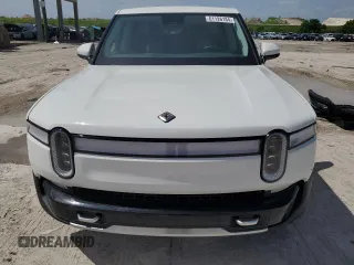 2023 Rivian R1T Adventure z VIN 7FCTGBAA5PN028668, wystawiony jako Copart lot #61126184 z przebiegiem 2337 mil mil oraz Szkody całkowita. Historia ofert i sprzedaży dostępna na DreamBid. Obrazek 5.