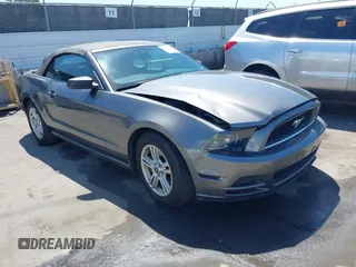2014 Ford Mustang V6 z VIN 1ZVBP8EM9E5328667, wystawiony jako IAAI lot #42223445 z przebiegiem 99 964 mil mil oraz . Historia ofert i sprzedaży dostępna na DreamBid. Obrazek 1.