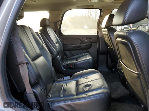 2008 GMC Yukon Denali z VIN 1GKFK63828J227662, wystawiony jako Copart lot #49750375 z przebiegiem 21 720 mil mil oraz Szkody całkowita. Historia ofert i sprzedaży dostępna na DreamBid. Obrazek 12.