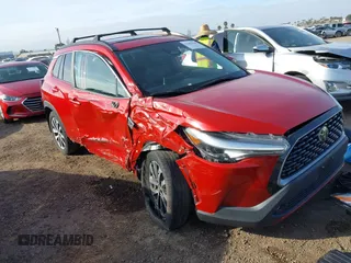 2023 Toyota Corolla Cross XLE z VIN 7MUDAABG0PV044558, wystawiony jako IAAI lot #41603938 z przebiegiem 38 797 mil mil oraz . Historia ofert i sprzedaży dostępna na DreamBid. Obrazek 1.