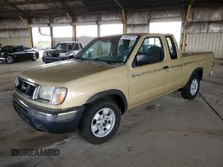 1998 Nissan Frontier XE z VIN 1N6DD26S9WC303843, wystawiony jako Copart lot #51870275 z przebiegiem 119 811 mil mil oraz Szkoda całkowita • Salvage title. Historia ofert i sprzedaży dostępna na DreamBid. Obrazek 1.