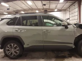 2023 Toyota RAV4 Hybrid XLE Premium z VIN 4T3B6RFV0PU118506, wystawiony jako IAAI lot #41972785 z przebiegiem 16 496 mil mil oraz . Historia ofert i sprzedaży dostępna na DreamBid. Obrazek 14.