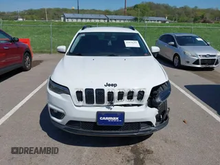 2019 Jeep Cherokee Latitude Plus z VIN 1C4PJMLB7KD394026, wystawiony jako IAAI lot #42078282 z przebiegiem 113 503 mil mil oraz . Historia ofert i sprzedaży dostępna na DreamBid. Obrazek 13.