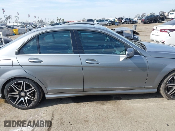 2014 Mercedes-Benz C 250 Sport z VIN WDDGF4HBXEG220003, wystawiony jako IAAI lot #41473006 z przebiegiem 98 949 mil mil oraz . Historia ofert i sprzedaży dostępna na DreamBid. Obrazek 14.