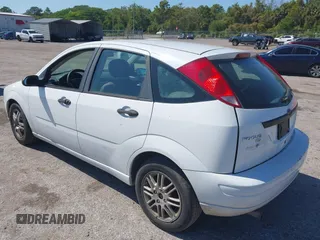 2005 Ford Focus S with VIN 3FAFP37N55R142740, listed as a IAAI auction lot 42052407 with 194,660 mi miles and . Bid and sale history available at carsss.com. Image 3.