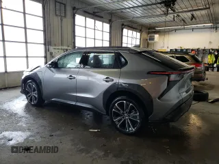 2023 Toyota bZ4X XLE z VIN JTMABACA4PA020538, wystawiony jako Copart lot #81643063 z przebiegiem 4 171 mil mil oraz . Historia ofert i sprzedaży dostępna na DreamBid. Obrazek 2.