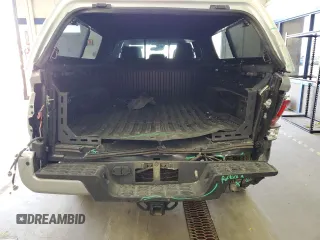 2023 Toyota Tacoma SR5 z VIN 3TMDZ5BNXPM165719, wystawiony jako Copart lot #58256035 z przebiegiem 13 681 mil mil oraz Szkoda całkowita • Salvage title. Historia ofert i sprzedaży dostępna na DreamBid. Obrazek 6.