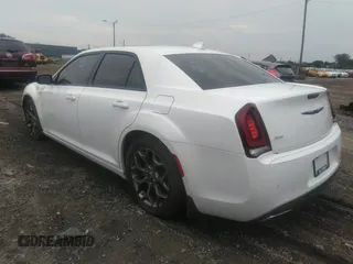 2016 Chrysler 300 S z VIN 2C3CCAGG1GH274296, wystawiony jako IAAI lot #40455490 z przebiegiem 142 235 mil mil oraz . Historia ofert i sprzedaży dostępna na DreamBid. Obrazek 3.