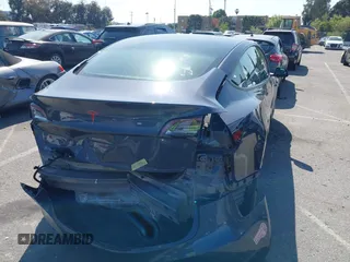 2023 Tesla Model 3 z VIN 5YJ3E1EA5PF401299, wystawiony jako IAAI lot #41968352 z przebiegiem 20 541 mil mil oraz . Historia ofert i sprzedaży dostępna na DreamBid. Obrazek 4.