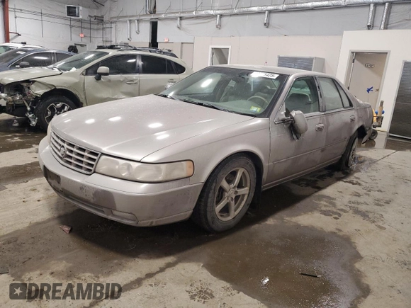 1998 Cadillac Seville STS z VIN 1G6KY5490WU916771, wystawiony jako Copart lot #58699555 z przebiegiem 129 944 mil mil oraz Nie do naprawy. Historia ofert i sprzedaży dostępna na DreamBid. Obrazek 1.