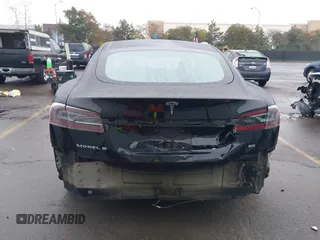 2013 Tesla Model S с VIN 5YJSA1CN0DFP20408, выставлен на аукционе IAAI как лот 41524470 с пробегом Не указан миль и . История ставок и продаж доступна на DreamBid. Изображение 17.