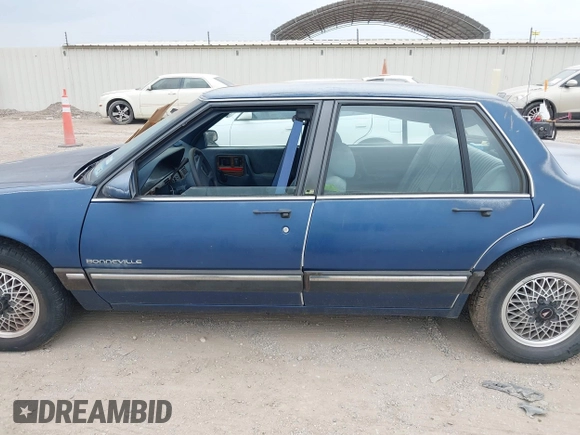1990 Pontiac Bonneville z VIN 1G2HX54C6L1204370, wystawiony jako IAAI lot #42283309 z przebiegiem 114 427 mil mil oraz . Historia ofert i sprzedaży dostępna na DreamBid. Obrazek 14.