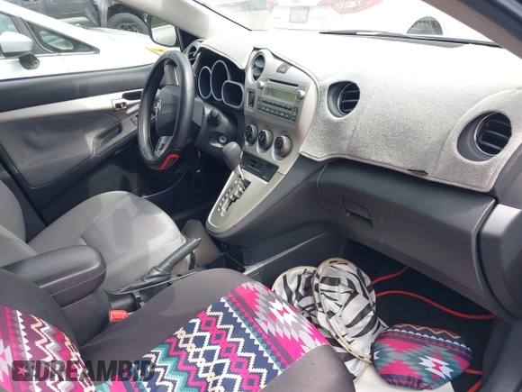 2011 Toyota Matrix z VIN 2T1KU4EEXBC677963, wystawiony jako IAAI lot #42128350 z przebiegiem 38 590 mil mil oraz . Historia ofert i sprzedaży dostępna na DreamBid. Obrazek 5.