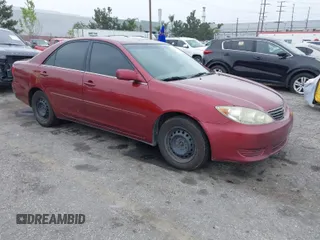 2005 Toyota Camry STD z VIN 4T1BE32K85U039005, wystawiony jako IAAI lot #41891221 z przebiegiem 262 715 mil mil oraz . Historia ofert i sprzedaży dostępna na DreamBid. Obrazek 1.