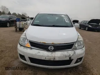 2010 Nissan Versa S z VIN 3N1BC1CP1AL447295, wystawiony jako Copart lot #53544455 z przebiegiem 310 809 mil mil oraz Szkoda całkowita • Salvage title. Historia ofert i sprzedaży dostępna na DreamBid. Obrazek 5.