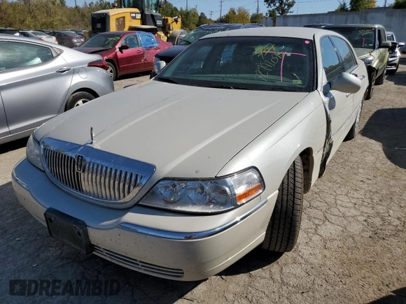 2004 Lincoln Town Car Ultimate z VIN 1LNHM83WX4Y607645, wystawiony jako Copart lot #72791093 z przebiegiem 172 917 mil mil oraz Szkody całkowita. Historia ofert i sprzedaży dostępna na DreamBid. Obrazek 1.