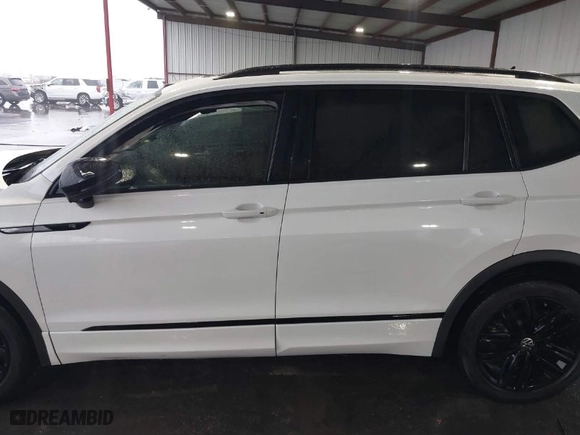 2022 Volkswagen Tiguan SE R-Line Black with VIN 3VVCB7AX8NM139424, listed as a IAAI auction lot 41197454 with 75,341 mi miles. Bid and sale history available at carsss.com. Image 14.