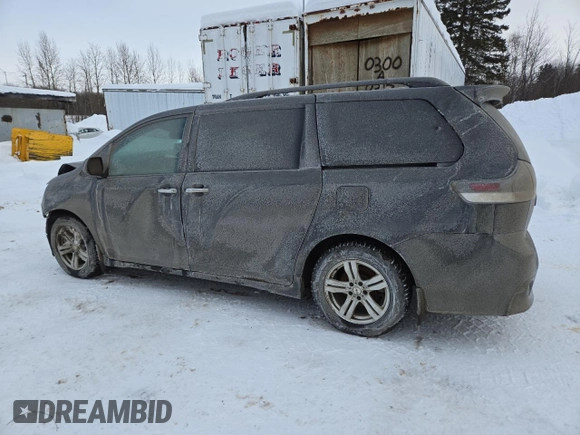 2013 Toyota Sienna SE z VIN 5TDXK3DC1DS363215, wystawiony jako Copart lot #43963015 z przebiegiem Nie podano mil oraz Szkoda całkowita • Salvage title. Historia ofert i sprzedaży dostępna na DreamBid. Obrazek 2.
