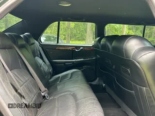 2004 Cadillac DeVille Limousine z VIN 1GEEH90Y24U550055, wystawiony jako Copart lot #57705855 z przebiegiem 44 345 mil mil oraz Tytuł czysty. Historia ofert i sprzedaży dostępna na DreamBid. Obrazek 6.