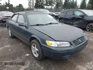 1997 Toyota Camry LE z VIN 4T1BF22KXVU039417, wystawiony jako IAAI lot #41590607 z przebiegiem 85 708 mil mil oraz . Historia ofert i sprzedaży dostępna na DreamBid. Obrazek 1.