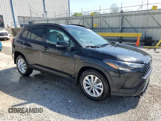2024 Toyota Corolla Cross LE z VIN 7MUCAABG2RV103351, wystawiony jako Copart lot #53272015 z przebiegiem 24 743 mil mil oraz Szkoda całkowita • Salvage title. Historia ofert i sprzedaży dostępna na DreamBid. Obrazek 4.