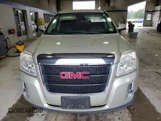 2015 GMC Terrain SLE z VIN 2GKALMEK8F6166008, wystawiony jako Copart lot #59155895 z przebiegiem 142 046 mil mil oraz Czysty tytuł • Clean title. Historia ofert i sprzedaży dostępna na DreamBid. Obrazek 5.