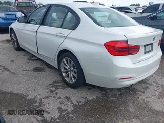 2018 BMW 3 Series 320i z VIN WBA8E1G53JNU90270, wystawiony jako IAAI lot #42183837 z przebiegiem 90 106 mil mil oraz . Historia ofert i sprzedaży dostępna na DreamBid. Obrazek 3.