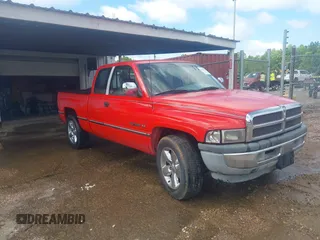 1995 Dodge 1500 z VIN 3B7HC13Z1SG707391, wystawiony jako IAAI lot #42248244 z przebiegiem 206 361 mil mil oraz . Historia ofert i sprzedaży dostępna na DreamBid. Obrazek 1.