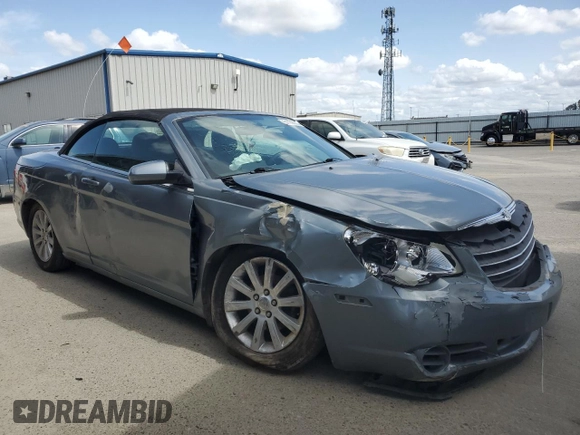 2010 Chrysler Sebring Touring z VIN 1C3BC5ED9AN182007, wystawiony jako Copart lot #51168905 z przebiegiem 124 495 mil mil oraz Szkody całkowita. Historia ofert i sprzedaży dostępna na DreamBid. Obrazek 4.