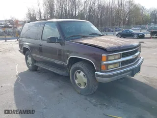 1997 Chevrolet Tahoe with VIN 3GNEK18R2VG102838, listed as a IAAI auction lot 41850332 with 206,365 mi miles. Bid and sale history available at carsss.com. Image 1.