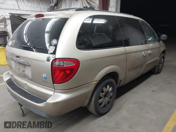 2005 Chrysler Town & Country Touring with VIN 2C4GP54L55R542526, listed as a IAAI auction lot 41877551 with 231,364 mi miles. Bid and sale history available at carsss.com. Image 4.