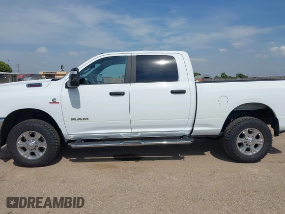 2024 Ram 2500 Big Horn z VIN 3C6UR5DL4RG246011, wystawiony jako IAAI lot #42351899 z przebiegiem 63 283 mil mil oraz . Historia ofert i sprzedaży dostępna na DreamBid. Obrazek 14.