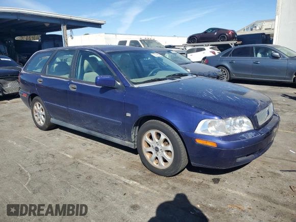 2004 Volvo V40 z VIN YV1VW27524F027635, wystawiony jako Copart lot #76744664 z przebiegiem 130 302 mil mil oraz Tytuł czysty. Historia ofert i sprzedaży dostępna na DreamBid. Obrazek 4.