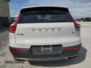 2019 Volvo XC40 Momentum z VIN YV4AC2HK8K2072999, wystawiony jako Copart lot #45344975 z przebiegiem 108 305 mil mil oraz Nie do naprawy • Non repairable. Historia ofert i sprzedaży dostępna na DreamBid. Obrazek 6.