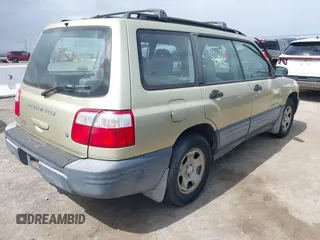 2001 Subaru Forester L with VIN JF1SF63511G703834, listed as a IAAI auction lot 41904604 with 137,225 mi miles. Bid and sale history available at carsss.com. Image 4.
