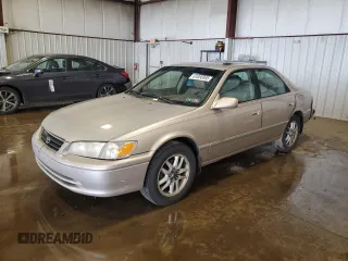 2000 Toyota Camry LE z VIN 4T1BF28K1YU942034, wystawiony jako Copart lot #61056935 z przebiegiem 205 942 mil mil oraz Szkoda całkowita • Salvage title. Historia ofert i sprzedaży dostępna na DreamBid. Obrazek 1.