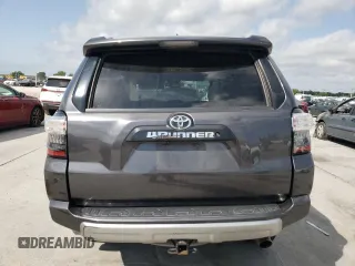 2018 Toyota 4Runner SR5 z VIN JTEBU5JR6J5485820, wystawiony jako Copart lot #57053075 z przebiegiem Nie podano mil oraz Szkoda całkowita • Salvage title. Historia ofert i sprzedaży dostępna na DreamBid. Obrazek 6.