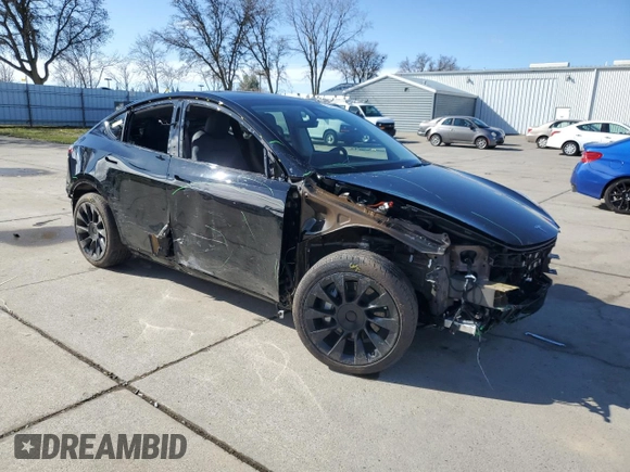 2025 Tesla Model Y Long Range with VIN 7SAYGDEDXSF239628, listed as a Copart auction lot 45468295 with 6,068 mi miles and Salvage Title. Bid and sale history available at DreamBid. Image 4.
