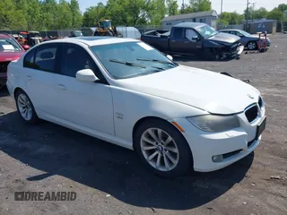 2011 BMW 3 Series 328i xDrive z VIN WBAPK5C50BF126403, wystawiony jako IAAI lot #42406948 z przebiegiem 167 401 mil mil oraz . Historia ofert i sprzedaży dostępna na DreamBid. Obrazek 1.