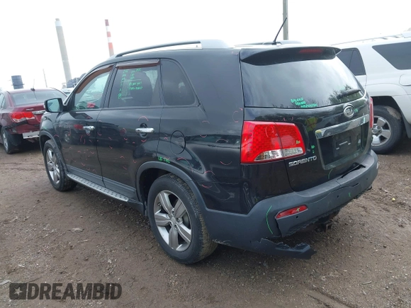 2013 Kia Sorento EX z VIN 5XYKU4A69DG365736, wystawiony jako IAAI lot #42127780 z przebiegiem 184 410 mil mil oraz . Historia ofert i sprzedaży dostępna na DreamBid. Obrazek 3.