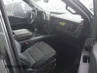 2022 Ford F-150 Lightning Pro z VIN 1FTVW1EL8NWG14070, wystawiony jako IAAI lot #41776980 z przebiegiem 14 812 mil mil oraz . Historia ofert i sprzedaży dostępna na DreamBid. Obrazek 5.