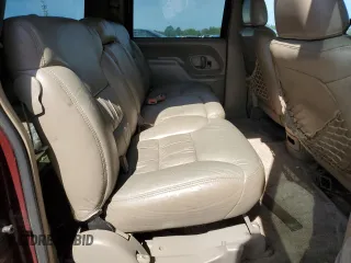 1998 GMC Suburban z VIN 3GKFK16R1WG503206, wystawiony jako Copart lot #69802344 z przebiegiem 231 148 mil mil oraz Szkody całkowita. Historia ofert i sprzedaży dostępna na DreamBid. Obrazek 12.