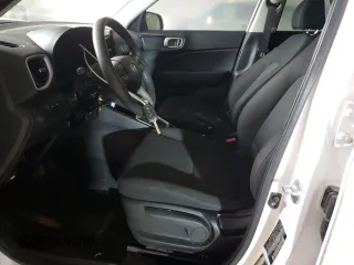 2020 Hyundai Venue SE z VIN KMHRB8A37LU025883, wystawiony jako Copart lot #49889945 z przebiegiem 71 765 mil mil oraz Tytuł czysty. Historia ofert i sprzedaży dostępna na DreamBid. Obrazek 7.